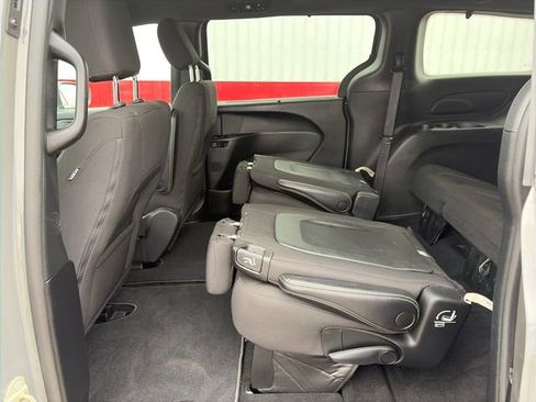 Used 2022 Chrysler Pacifica Touring AWD/4WD image 39