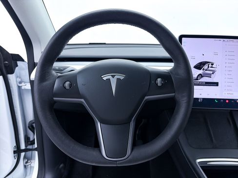 Used 2022 Tesla Model Y Long Range image 25