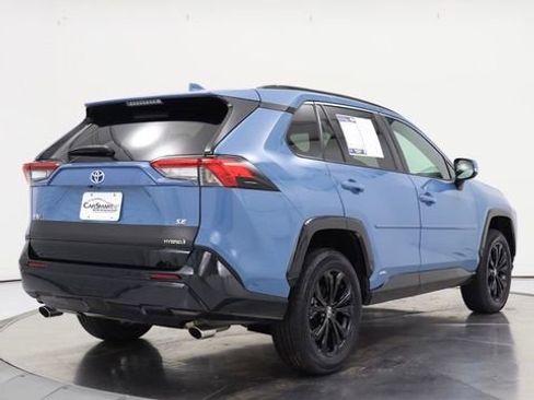 Used 2022 Toyota RAV4 SE w/ Convenience Package image 5
