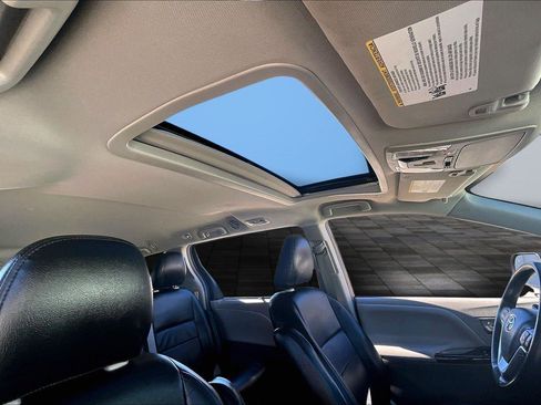 Used 2019 Toyota Sienna XLE image 22