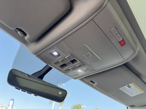 Used 2023 Volkswagen Atlas SE w/ Panoramic Sunroof Package FWD image 29