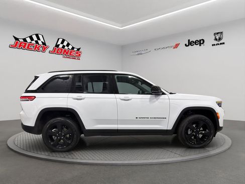 New 2025 Jeep Grand Cherokee Altitude image 11