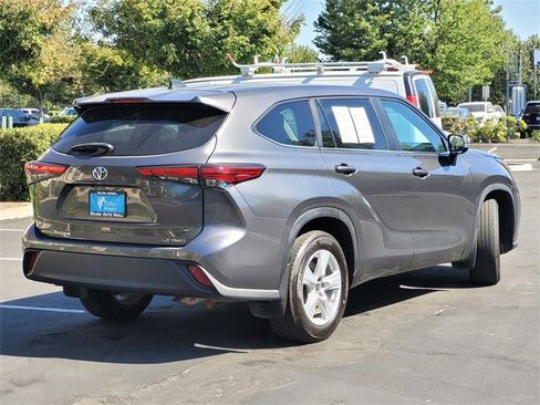 Used 2023 Toyota Highlander LE image 5