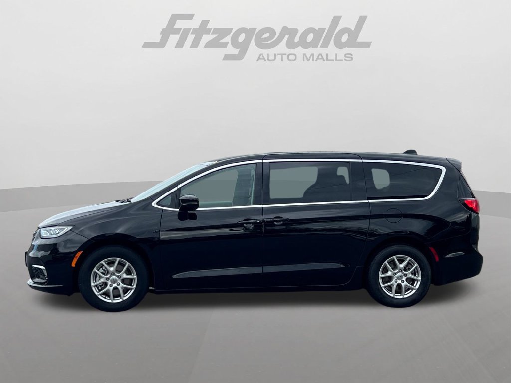Used 2024 Chrysler Pacifica Touring-L FWD image 5