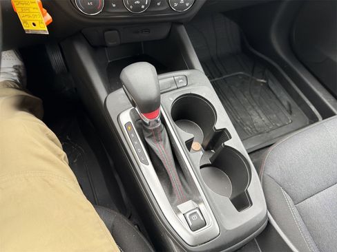 Used 2025 Chevrolet Trax RS w/ Sunroof Package image 15