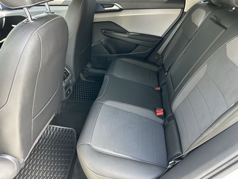 Certified 2024 Volkswagen Taos SE FWD image 15