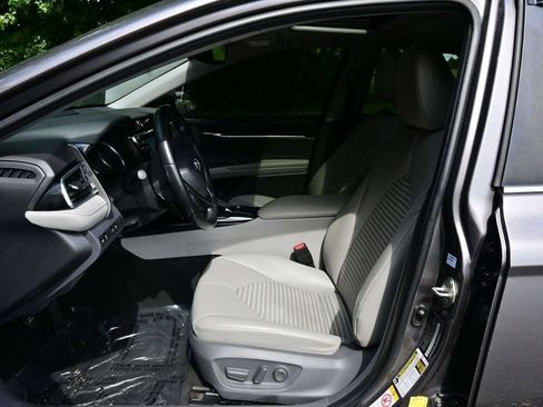 Used 2018 Toyota Camry SE w/ Moonroof Package FWD image 30