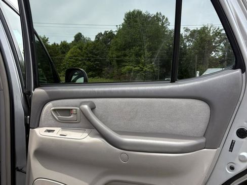 Used 2005 Toyota Sequoia SR5 AWD/4WD image 18
