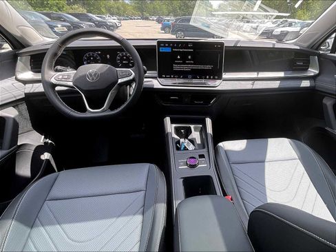 New 2025 Volkswagen Tiguan SE image 12