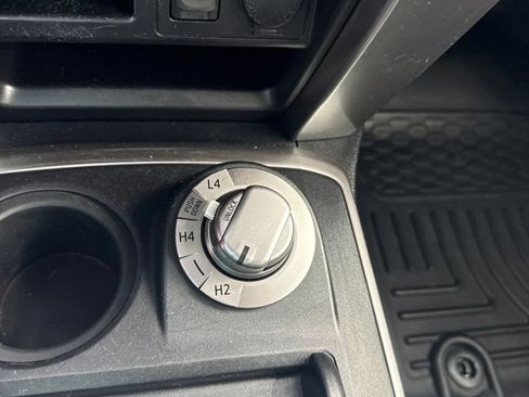 Used 2016 Toyota 4Runner SR5 AWD/4WD image 13