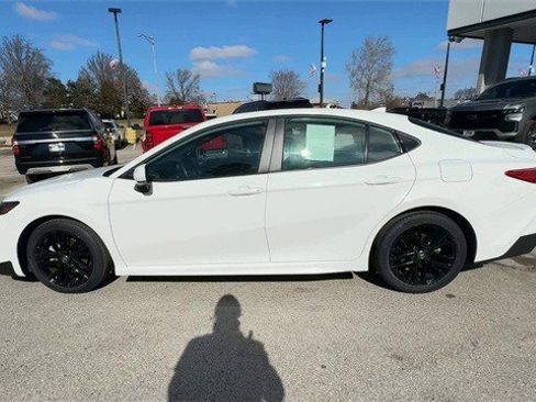 Used 2025 Toyota Camry SE image 6