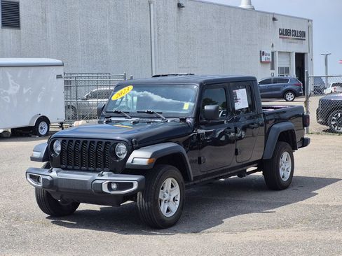 Used 2023 Jeep Gladiator Sport AWD/4WD image 4