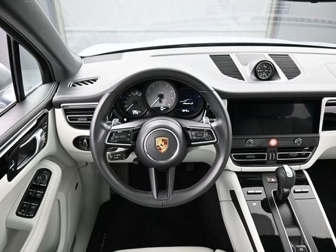 Certified 2022 Porsche Macan S image 18