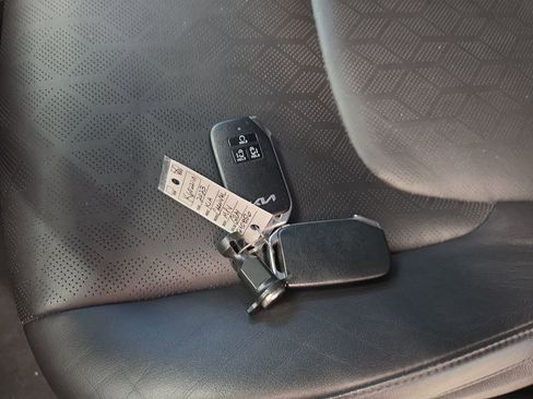 Used 2023 Kia Carnival LX FWD image 37