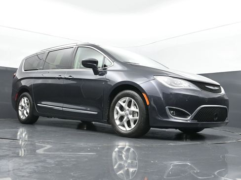 Used 2019 Chrysler Pacifica Touring-L Plus w/ Advanced Safetytec Group FWD image 41