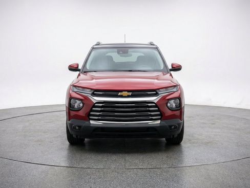 Used 2025 Chevrolet TrailBlazer LT AWD/4WD image 2