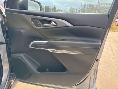 Used 2025 Chevrolet Traverse LT image 35