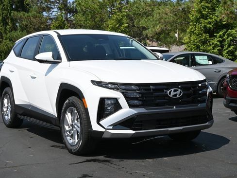Used 2025 Hyundai Tucson SE image 1