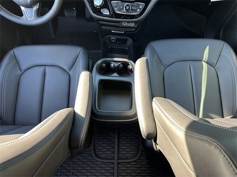 New 2025 Chrysler Pacifica Select image 18