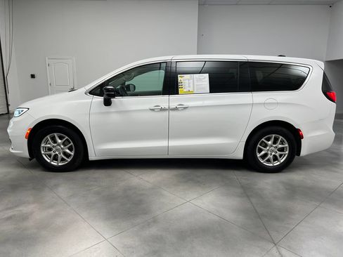 Used 2024 Chrysler Pacifica Touring-L FWD image 5