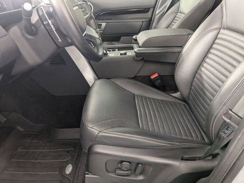 Used 2023 Land Rover Discovery S image 13