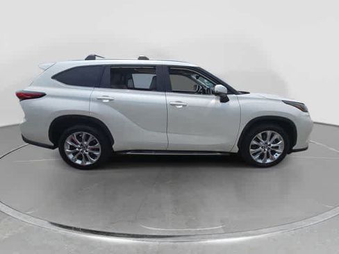Used 2021 Toyota Highlander Limited FWD image 9