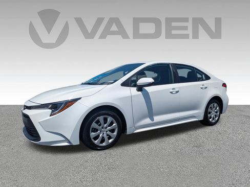 Used 2025 Toyota Corolla LE FWD image 2