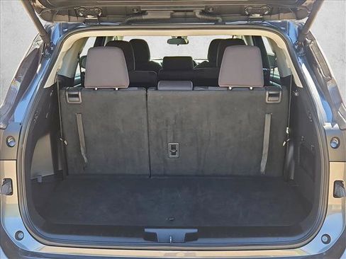 Used 2025 Toyota Highlander LE FWD image 6