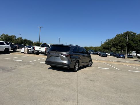 Used 2026 Toyota Sienna XLE FWD image 2