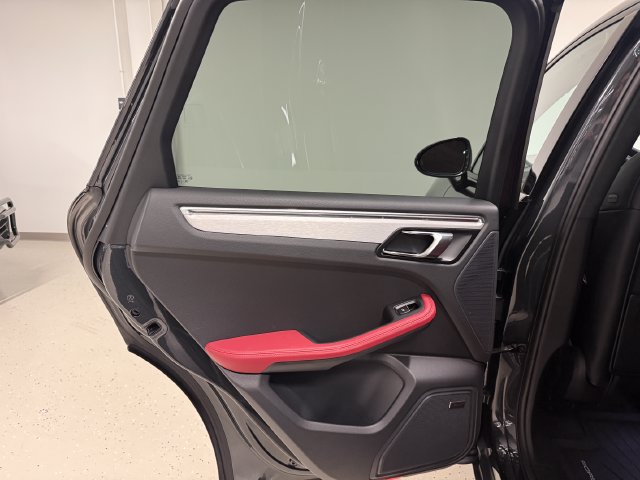 Certified 2026 Porsche Macan AWD/4WD image 32