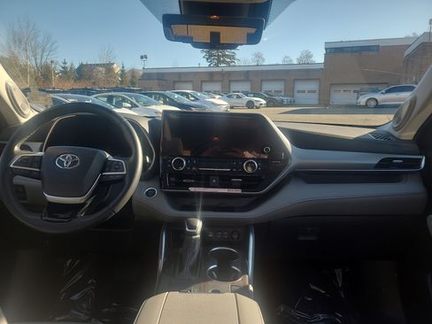 Used 2025 Toyota Highlander Platinum image 19