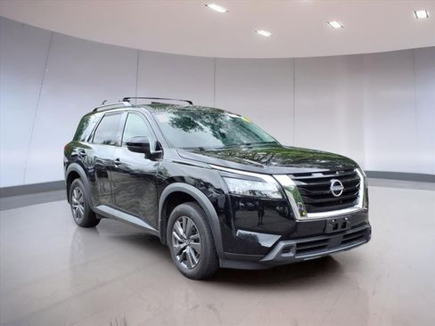 Used 2024 Nissan Pathfinder SV image 1