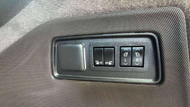 Used 2022 Cadillac Escalade ESV Premium Luxury w/ Performance Package AWD/4WD image 17