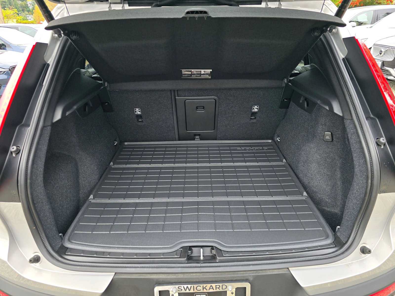 Used 2024 Volvo XC40 Recharge Plus w/ Protection Package Premier AWD/4WD image 17
