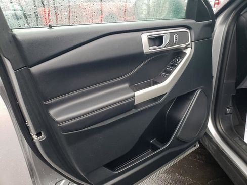 Used 2023 Ford Explorer XLT w/ Equipment Group 202A image 9