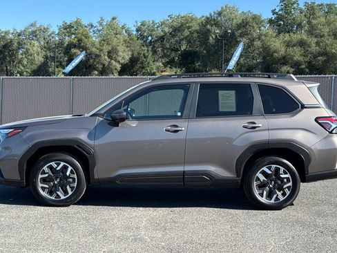Used 2025 Subaru Forester Premium AWD/4WD image 6