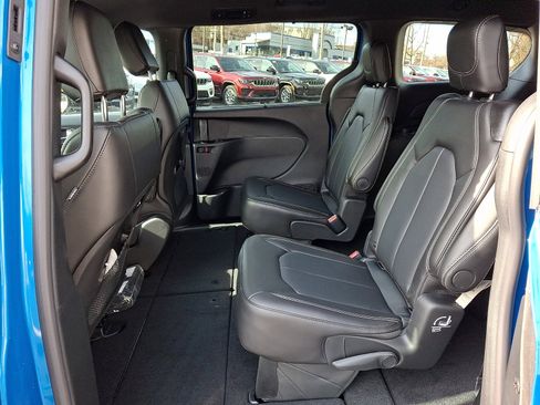 New 2026 Chrysler Pacifica Select image 6