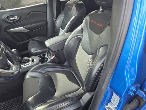 Used 2018 Jeep Cherokee Trailhawk image 10