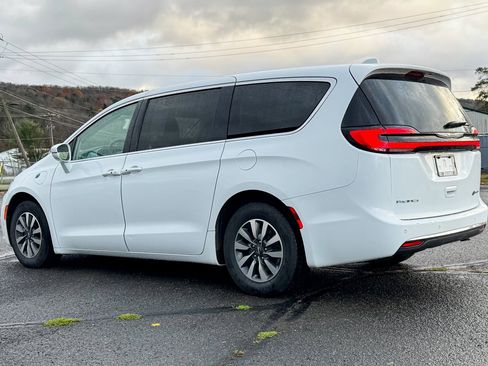 Used 2022 Chrysler Pacifica Touring-L image 5