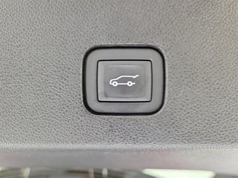 Certified 2025 Cadillac XT6 Luxury image 9