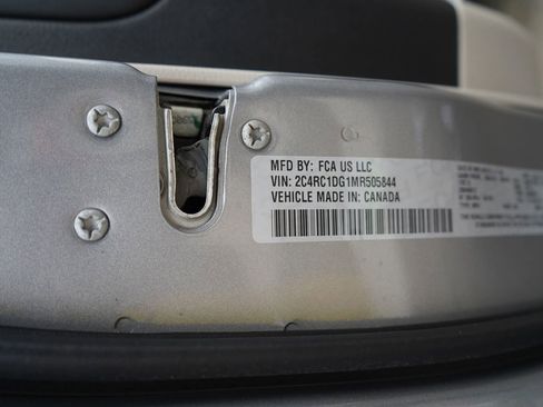 Used 2021 Chrysler Voyager Lxi FWD image 9