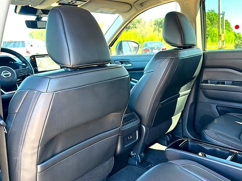 Used 2024 Nissan Pathfinder SL w/ SL Premium Package FWD image 18