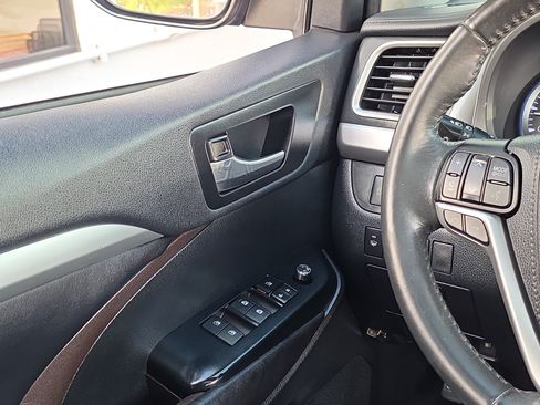 Used 2019 Toyota Highlander XLE AWD/4WD image 22