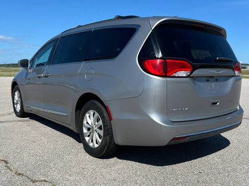 Used 2017 Chrysler Pacifica Touring-L FWD image 5