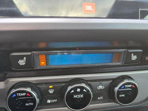 Used 2018 Toyota Tacoma TRD Sport image 17