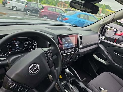 Used 2023 Nissan Frontier SV image 7