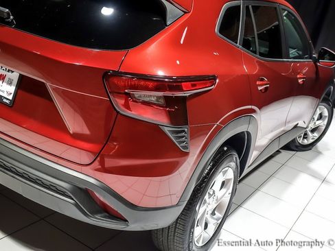 Used 2025 Chevrolet Trax LS w/ LS Convenience Package image 10