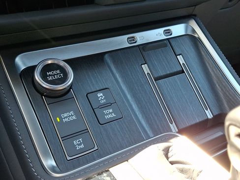 Used 2025 Lexus GX 550 w/ Accessory Package (2T) AWD/4WD image 24