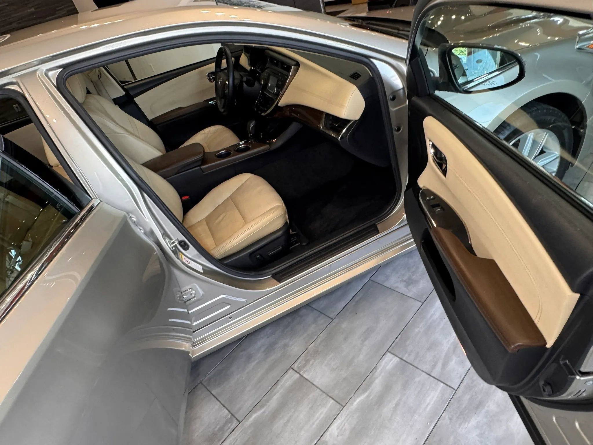 Used 2015 Toyota Avalon XLE FWD image 19