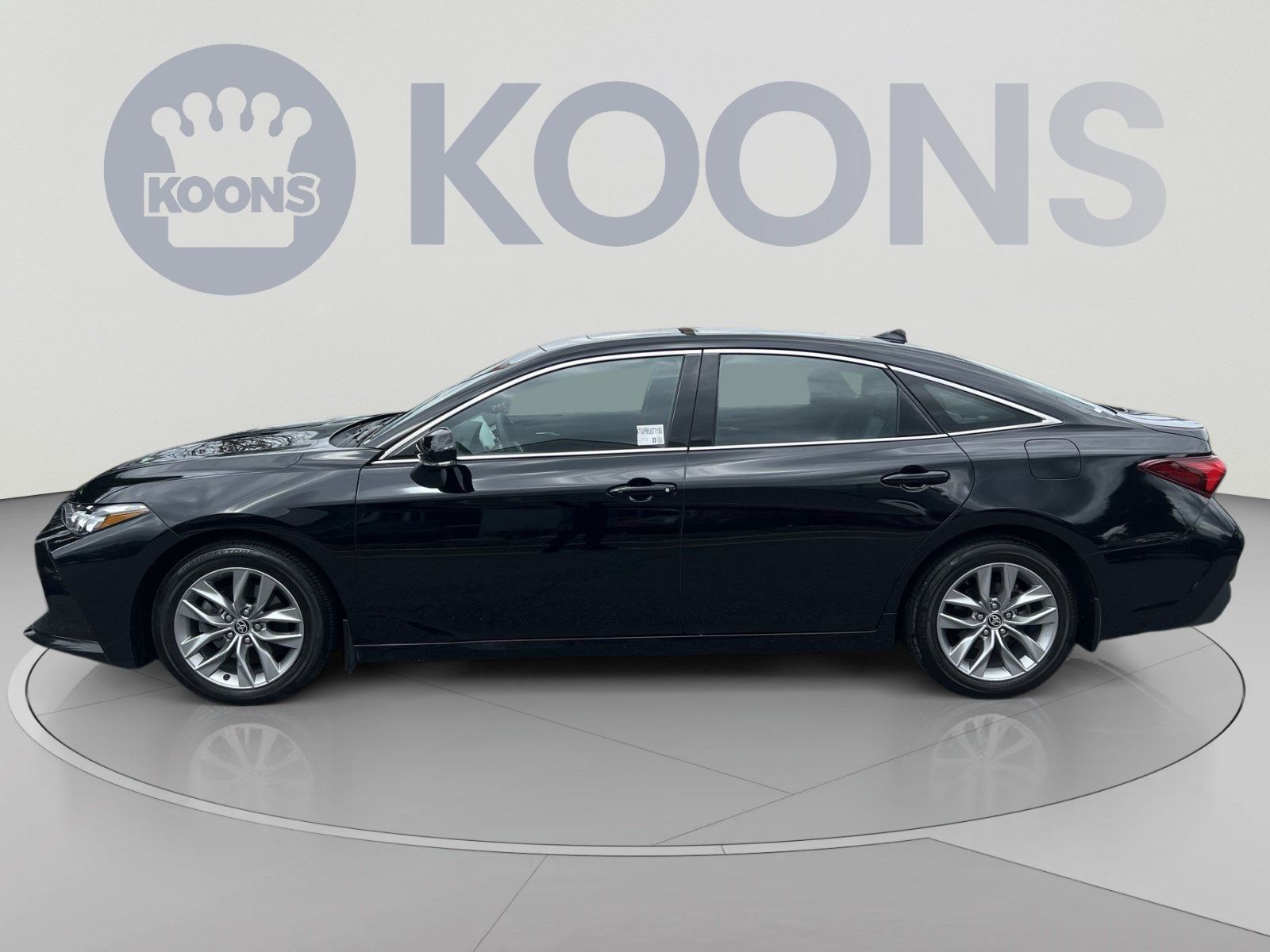 Used 2021 Toyota Avalon XLE w/ Moonroof Package FWD image 2